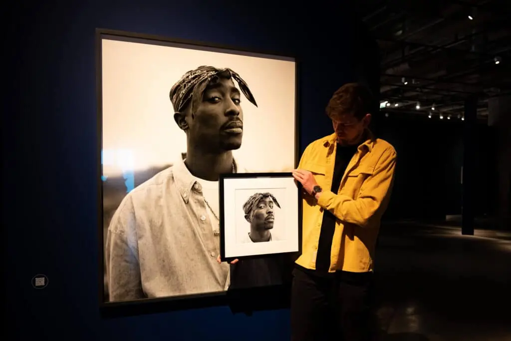 Pencilking with drawing of Tupac with reference photo of Dana Lixenberg in "het Nationaal fotomuseum" in Rotterdam.